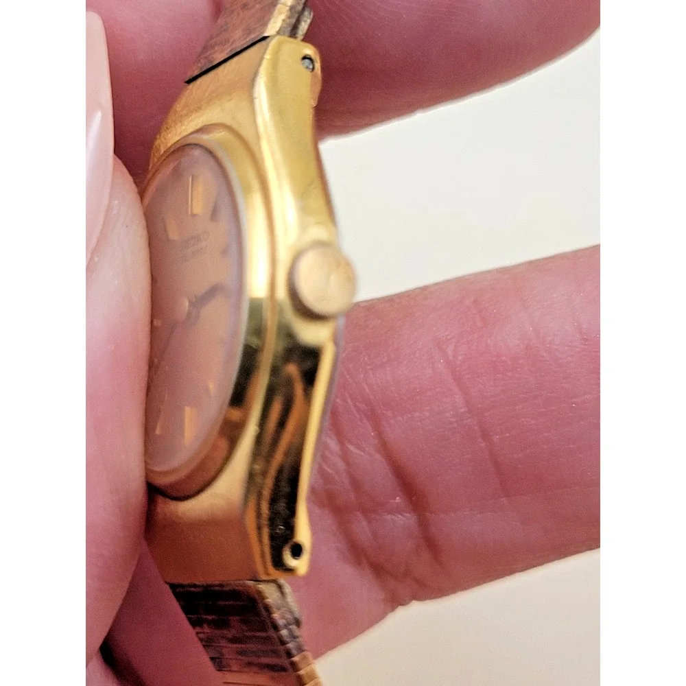 Seiko Quartz 1400-8209 Women's Wristwatch Band Gold Base Metal Tone Finish